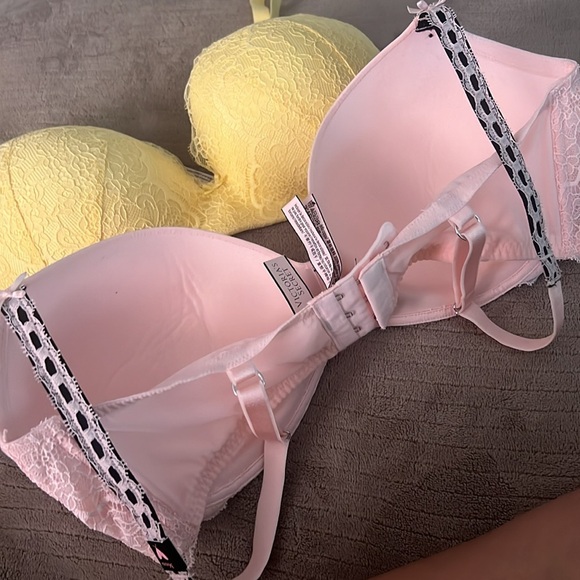 2 Victoria Secret bra Brand New. I ripped the tag 🏷️ to one of them. Never worn - Picture 3 of 4